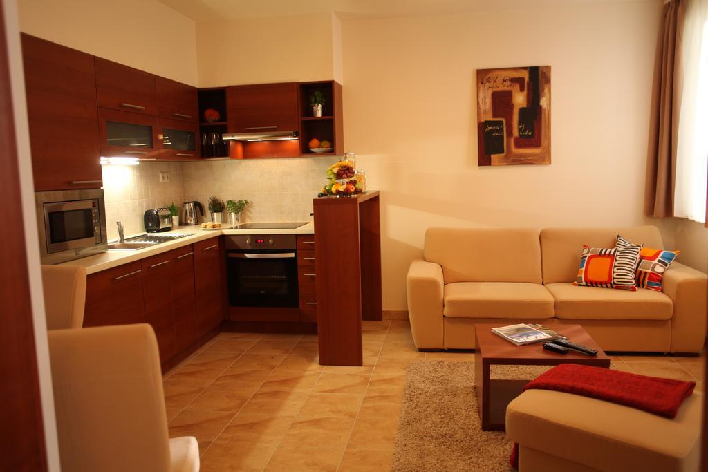 Birdland Villapark Golf View Buk Room photo