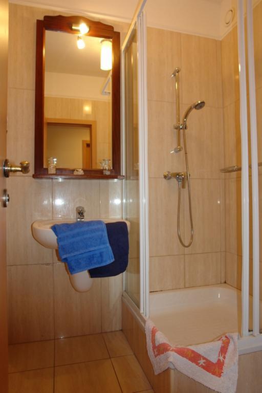Birdland Villapark Golf View Buk Room photo