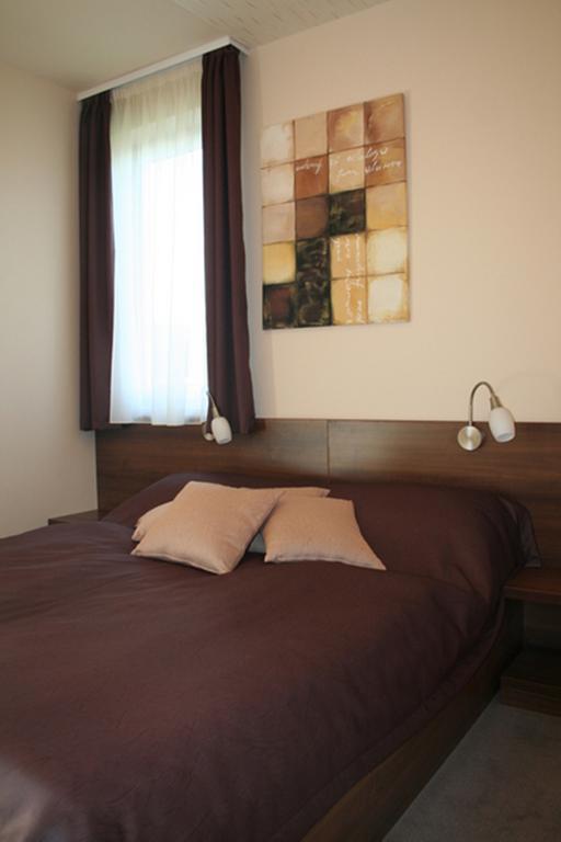 Birdland Villapark Golf View Buk Room photo