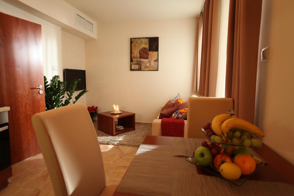 Birdland Villapark Golf View Buk Room photo