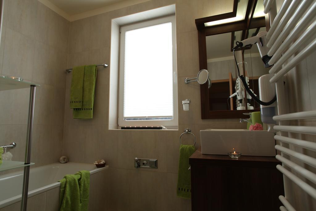 Birdland Villapark Golf View Buk Room photo